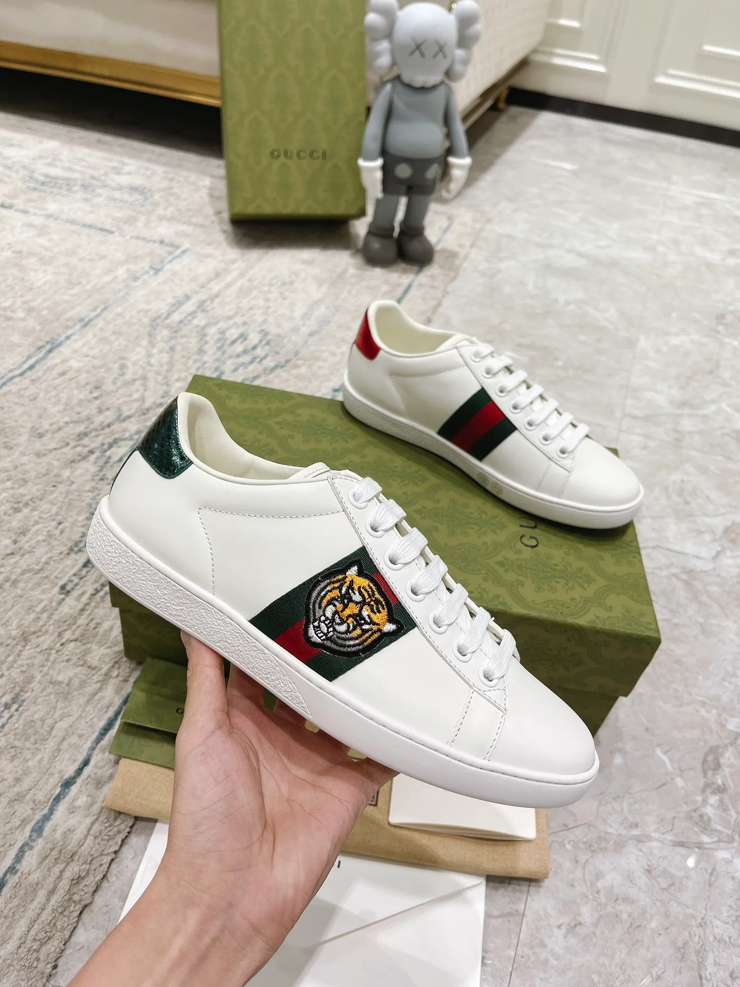👟👟Ex-factory price 440👟👟 Women's shoe factory GUCCi's latest anti-counterfeiting line classic sports lace-up white shoes for couples ☝︎57 layouts of the whole series are shipped with high quality★ Color matching is being updated continuously... 🔥Look for our upgraded version quality, original mold opening ✔️Original last shape ✔ Everything is authentic from the inside out🥊 🍬Material: 🔸The upper is made of Italian cowhide imported from the original factory. The comfort and softness are higher than ordinary cowhide from domestic factories. ➕Full cowhide lining and foot pads. The lining adopts the same lasting method as the original. The midsole is also printed with double G and the insole is also original molded. 3D craftsmanship❗���Different from ordinary products in the market❗️➕The outsole adopts the original high-density one-to-one sole➕⚠️The snakeskin tail is consistent with the authentic color, and the real snakeskin is a small piece➕🗯The embroidered patches are also authentic. After disassembly, each color comparison is accurate before shipment‼ ️ Shoe size: Female 35-40 Male 39-44